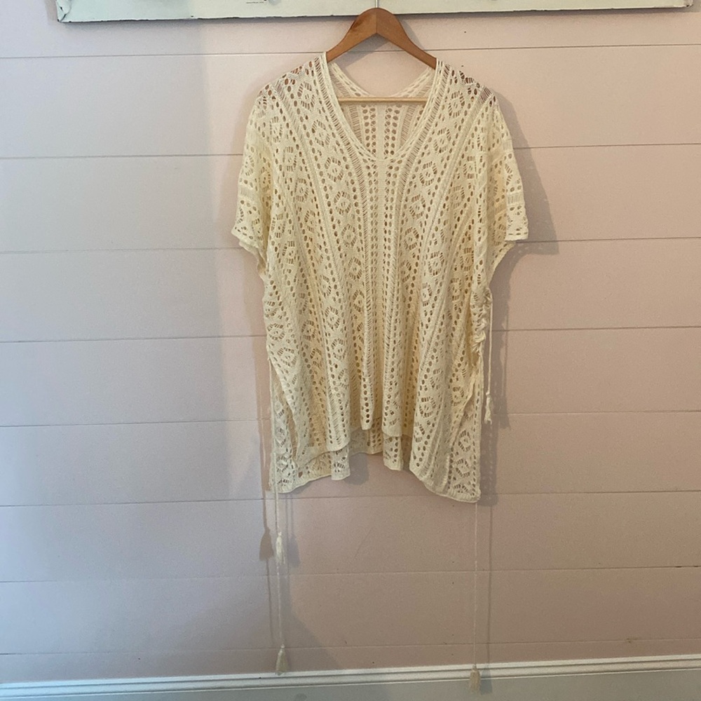 Cream colored cover up women’s medium/large